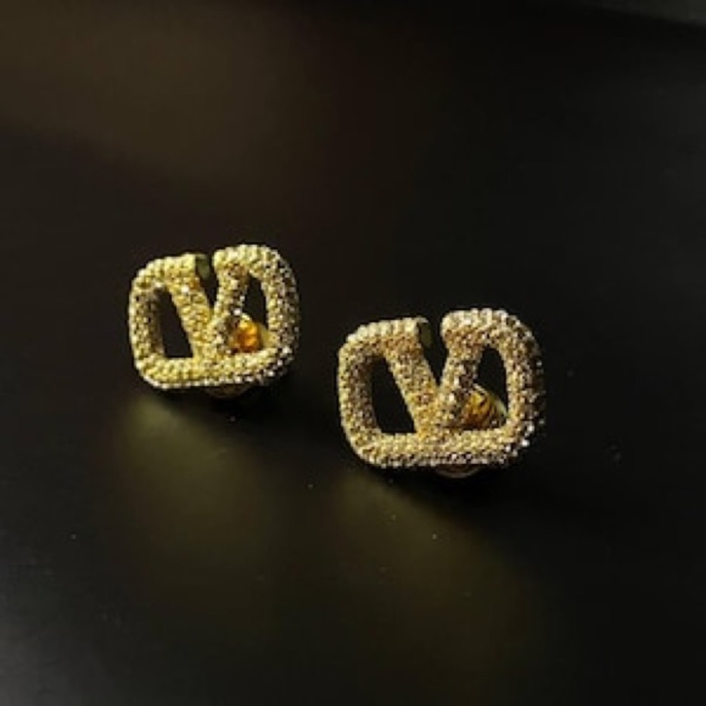 18K V Gold Plate Pave Moissenite Fashionable V Studs HighEnd Qual pre owned - Picture 2 of 7